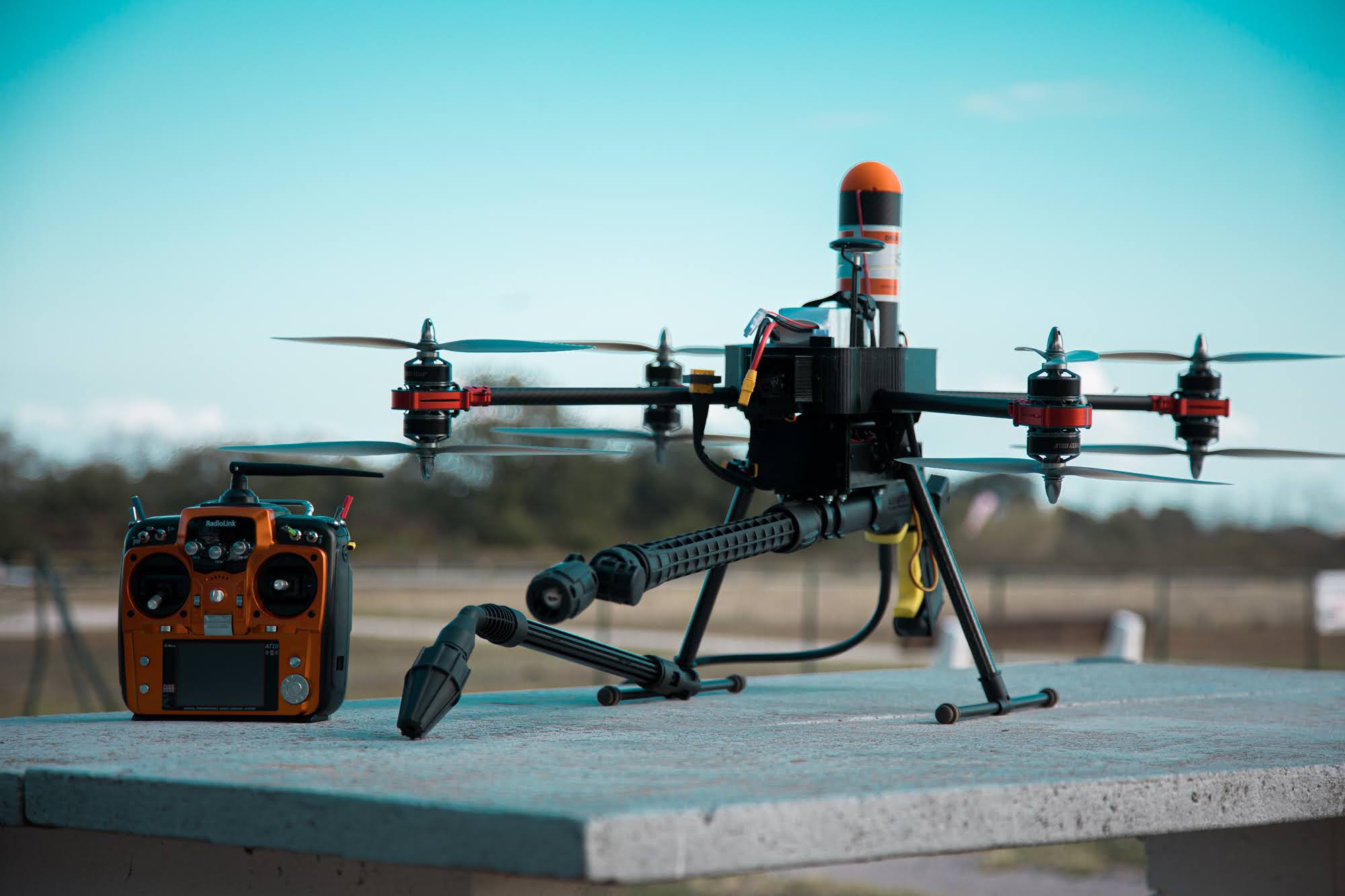 Drone et télécommande pour le nettoyage extérieur