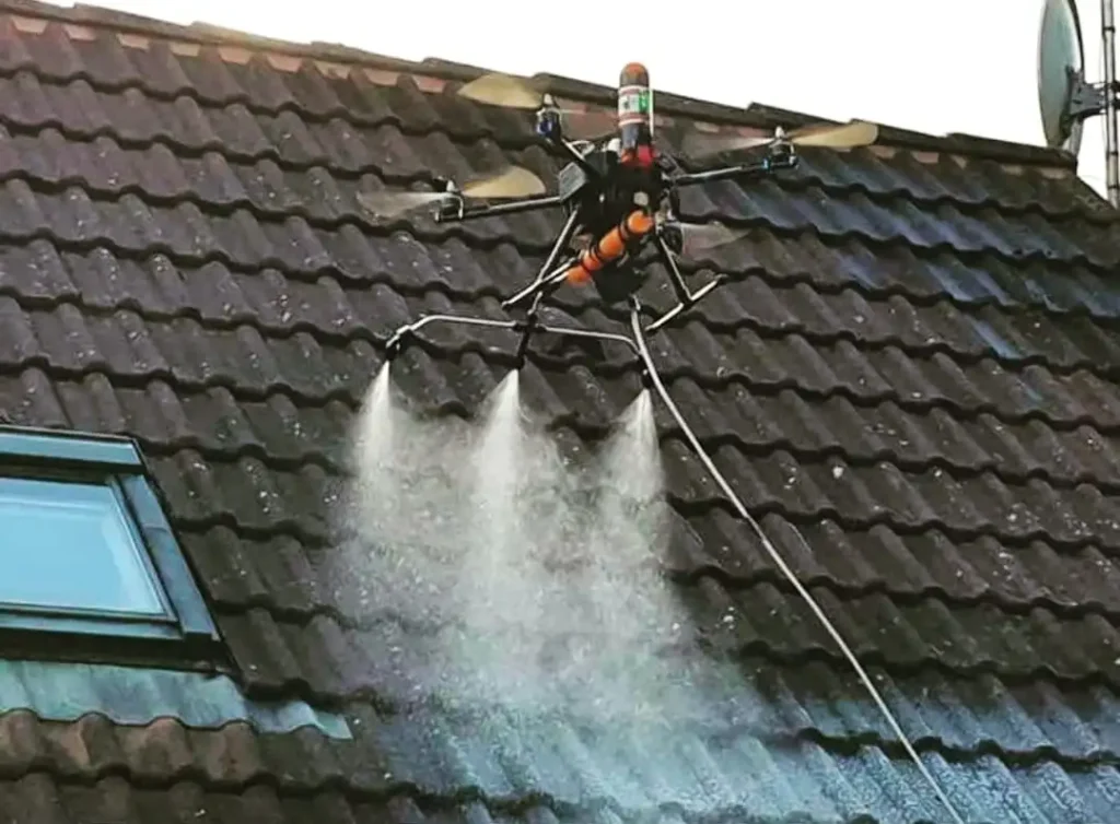 Operation-de-nettoyage-de-toiture-par-drone