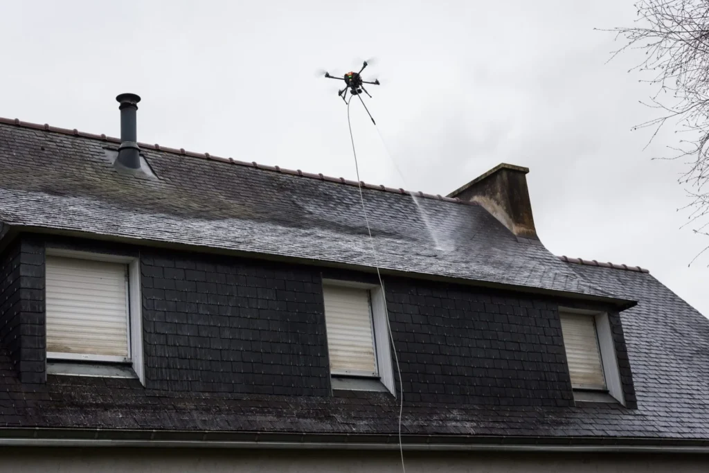 le-drone-de-la-societe-SI-DRONE-en-action-lors-dun-nettoyage-de-toiture