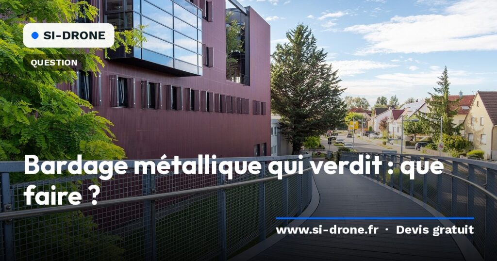 Bâtiment à bardage métallique illustrant le guide sur le verdissement